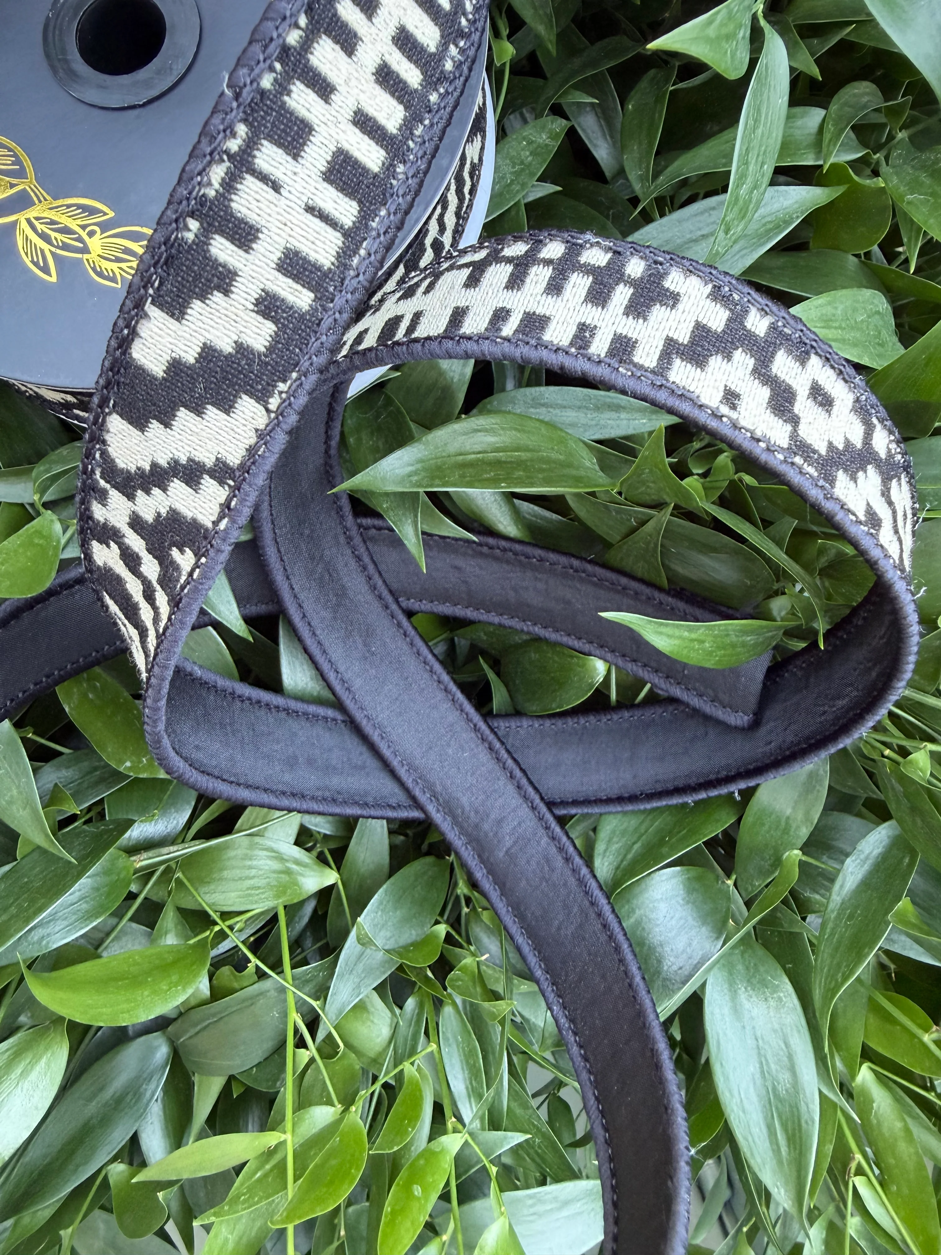 BOLD ONYX GEO/TAFFETA FUSED 1"X10YD BLACK/WHITE HEAVY WIRED RIBBON - Image 2