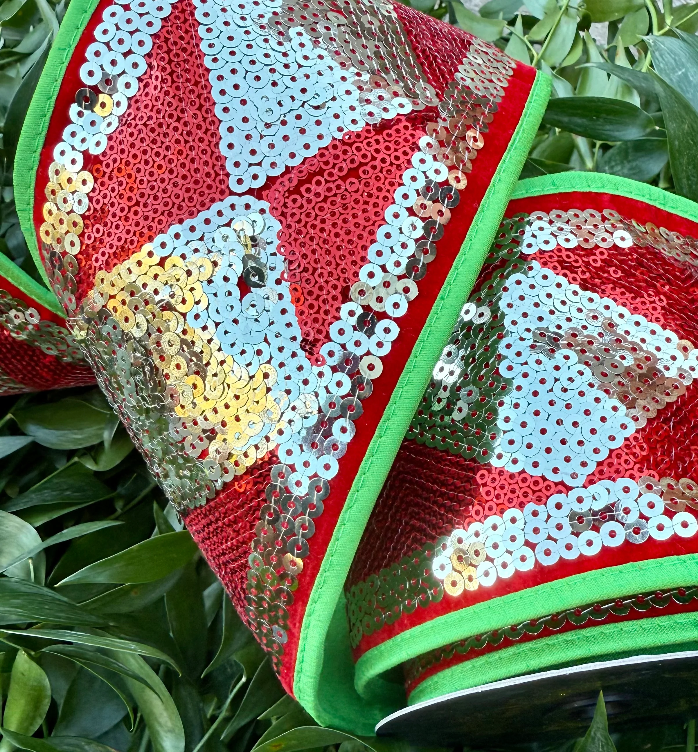 JME heavy wired ribbon. Red/gold diamond sequin ribbon with green dupion back and piped in lime green. 4“ x 5 yards. - Image 2