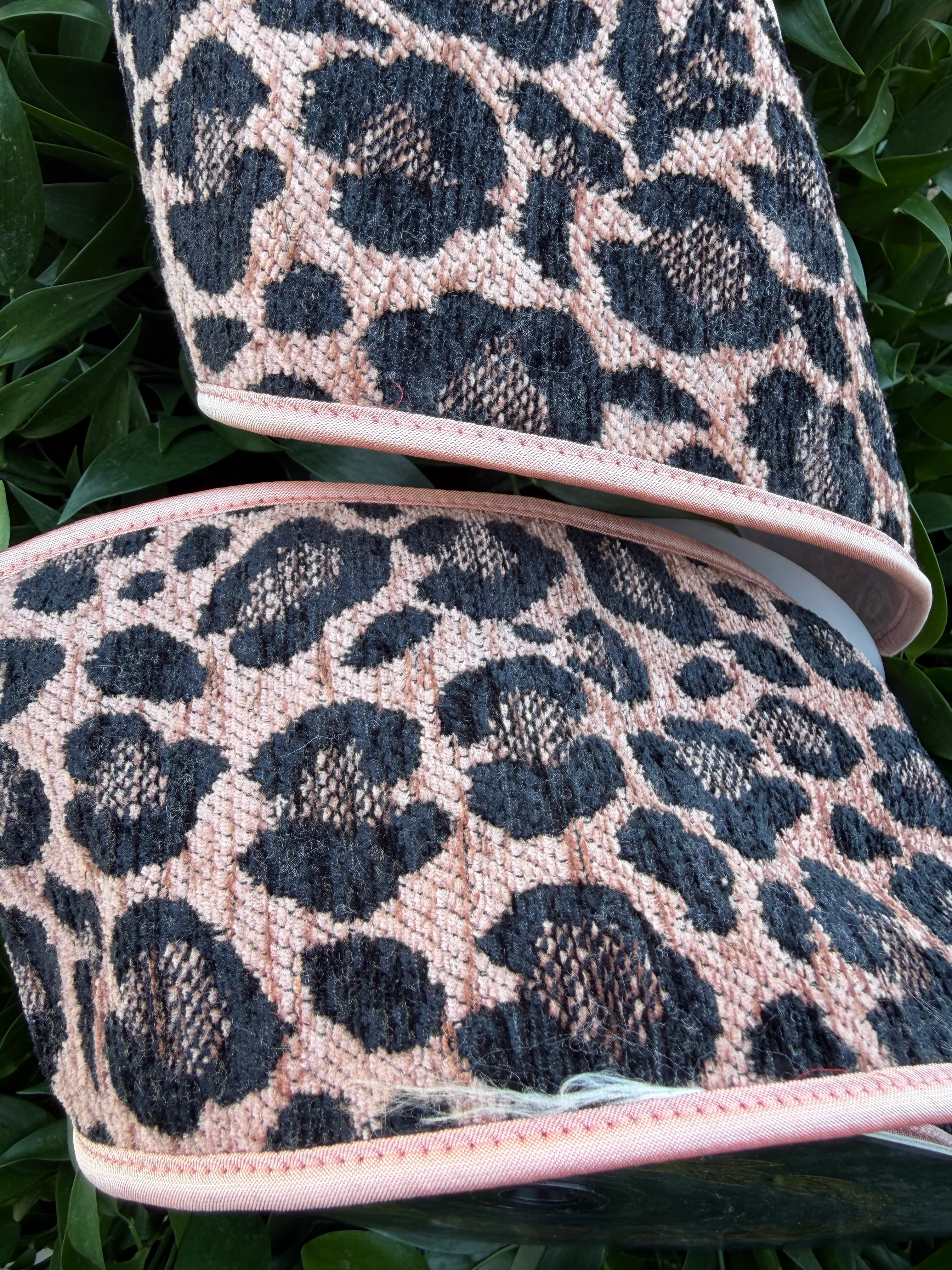 LEOPARD CHENILLE JACQ/DUPION FUSED/PIPING 4"X10YD PINK HEAVY WIRED RIBBON - Image 2